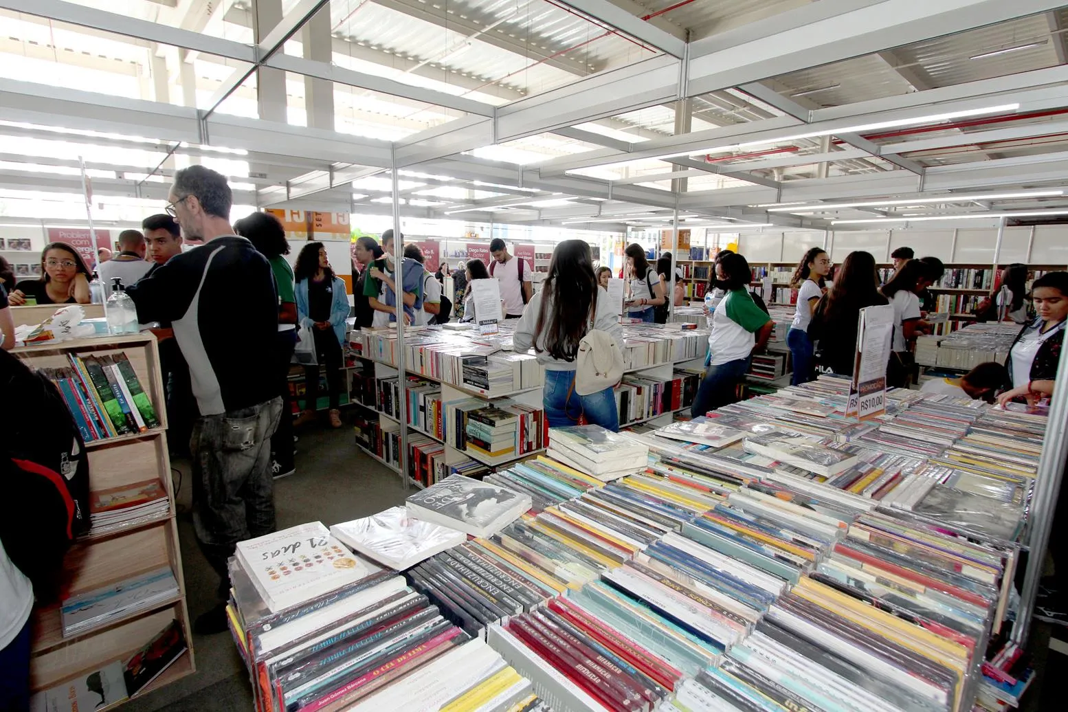 Reunião institucional da União Literária do Brasil com parceiros em ambiente profissional